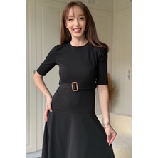 Dilay Gökoğlu Butik Kısa Kollu Kemerli Etekleri Volanlı Midi Siyah Elbise