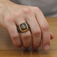 Kar Gümüş Özel Tasarım Siyah Taşlı Osmanlı Tuğrası Işlemeli 925 Ayar Gümüş Erkek Yüzüğü MOD28