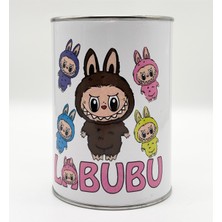 Belirtilmemiş Labubu Desenli Metal Kapaklı Kumbara 14 cm Beyaz Renk Orta Boy Labubu Kumbara