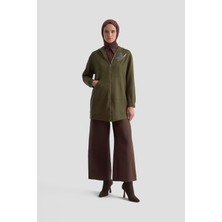 Armine Trend Boydan Fermuarlı Kanguru Cepli Kapüşonlu Taşlı Aksesuarlı Tunik Yağ Yeşili 25YT542