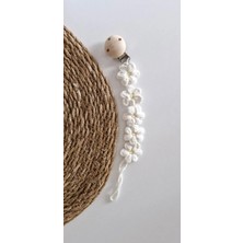 Kırık Beyaz Papatya Desenli Örgü Emzik Askısı İp Materyal 0 - 2 Yaş İçin Tek Parça Aksesuar