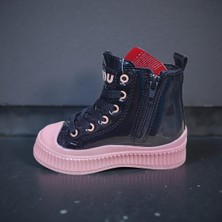 Mu ⭐ Minik Adımların Yıldızı: Pembe Tabanlı Siyah Lak Bot!