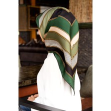 Vissona %100 Twill Ipek Zincir Detaylı Geometrik Desenli Zümrüt Yeşili - Siyah Renkli 90X90 Eşarp Dikim Şekl