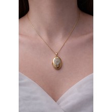 Huma Butik Takı Aksesuar Alya Kalpli Taşlı Oval Madalyon Kolye – Gold Renk Zincir – Açılabilir Tasarım – Şık ve Zarif Kadın Kolyesi