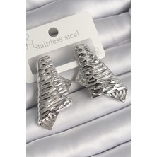 Pazarcan Pirinç Gümüş Renk Işleme Detaylı Katlanmış Kare Plaka Model Kadın Küpe