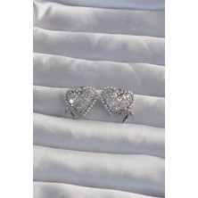 Pazarcan Pirinç Gümüş Renk Fiyonk Detay Incili Zirkon Taşlı Kalp Küpe