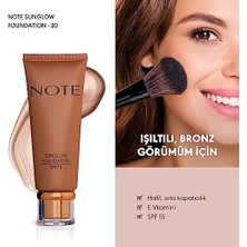Note 20 Işıltılı Bronzlaştırıcı Fondöten SPF 15 Standart Renk ile İpeksi Doku Sunar