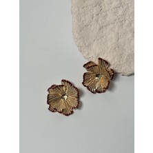 Ladies&Gentlemen Gold Renk Yaprak Dokulu Çiçek Küpe – Bordo Mine Detay