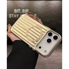Kılıf House Iphone Uyumlu Kapitone Valiz Desenli Magsafe Destekli Kılıf