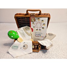 Yenidoğan Hediye - Saf Başlangıç Lüks Seti (5'li Zıbın & Ahşap Çıngırak & Bilinçli Ebeveyn Kitaplı Rattan Çanta)  Grupsal Ofis