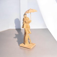 Uzman Ticaret Şemsiyeli Sarılan Çift