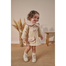 Magu Kız Bebek Pamuklu Bej Çiçek Biyeli Müslin Elbise - Çantalı Fiyonk Detaylı