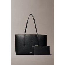 Calvin Klein Kadın Siyah Cüzdanlı Klasik Tote Omuz Çantası Poliüretan Minimalist Tasarım