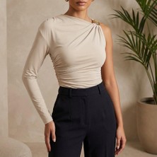Zeravie Butik Bej Tek Kol Detaylı Drape Görünümlü Tokalı Modern Crop Bluz