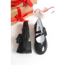 LUQSE Siyah Kız Çocuk Rugan ve Mat Babet Ayakkabı – Çift Bantlı Fiyonklu Günlük Model