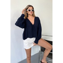 Jee Lee Kadın V Yaka Bağlama Detaylı %100 Pamuklu Bluz Lacivert - 26Y 1003