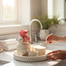 Ellayda Beyaz Dekoratif Tepsi Seti – Mumlu ve Çiçek Detaylı Şık Ev Dekoru