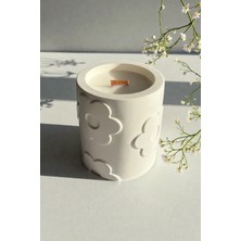Minic Store Çiçek Desenli Beton Kapta Doğal Soya Mum | Vanilya Kokulu Ahşap Fitilli El Yapımı Mum