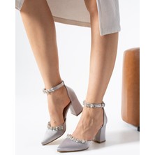 Yarenin Ayakkabıları Gümüş Saten Bilekten ve Önden Taşlı Topuklu Ayakkabı