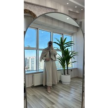 Rüba Giyim.  İncli Etekli Takım.üst ceketi kol detayı incili ve etek ucunda inci ayrıntısı bulunmaktadır.3 renk mevcuttur toz pembe yeşil ve krem