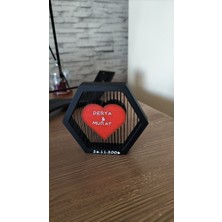 Kişiye Özel Isimli ve Tarihli 3D Kalp Dekoratif Masa Üstü Biblo – Sevgiliye & Eşe Özel Anlamlı Hediye