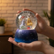 Velisse Accessories Pilli Işıklı Müzikli Kar Küresi – Valizli Sevgili Çift Figürlü LED Aydınlatmalı Dekoratif Masaüstü Biblo