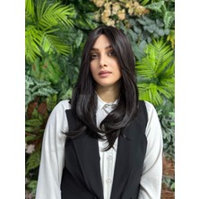 Aura Peruk Siyah Katlı Kesim Muhteşem Görünümdeki Düz Perçemli Orta Boy Modelimiz