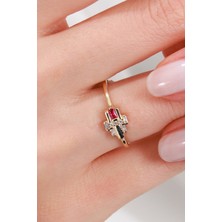 Oroline Kuyumculuk 8 Ayar Kırmızı Baget Taşlı Modern Stil Kadın Altın Yüzük