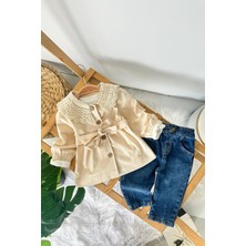 Miniğimin Cicileri Yakası Örgü Trençli Kız Bebek Kotlu 3 Lü Takım - Krem