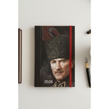 Artlantis 2026 Atatürk Günlük Ajanda 17X24 cm Lastikli Atatürk Kapaklı Ofis Ev Işyeri Günlük Ajanda Planlayıcı OFS907ATA
