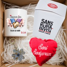 E-Hediyeci Kişiye Özel Lüks Hediye Seti - Sevgiliye Hediye Kutusu (Kupa Bardak, 10 Adet Şans Kurabiyesi, 1 Nazar Boncuğu Anhtarlık, 1 Kalpli Mini Yastık) Hediye Kutusu, Sevgiliye Hediye Kutusu, Romantik Hediye,