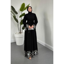 Merven Akyüz Pariah Kolları ve Etek Ucu Papatyalı Taşlı Abiye Siyah