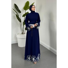 Merven Akyüz Pariah Kolları ve Etek Ucu Papatyalı Taşlı Abiye Lacivert