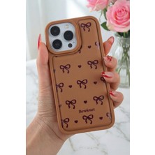 Fibaks Apple iPhone 15 Pro Max Kılıf Yumuşak Dokulu Fiyonk Desenli Kahverengi Yumuşak Kamera Korumalı Kapak