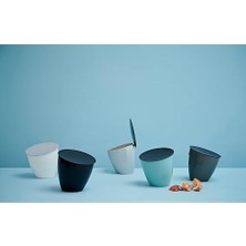 Çöp Kovası, Siyah