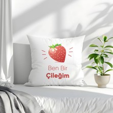 Qoeuyl Boutique Ben Bir Çileğim Baskılı Eş Sevgili Arkadaş Hediyelik Elyaf Dolgulu Dekoratif Yastık