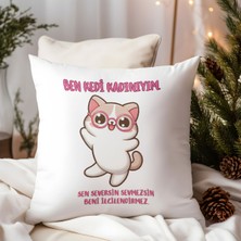 Qoeuyl Boutique Ben Kedi Kadınıyım Baskılı Komik Hediyelik Elyaf Dolgulu Saten Dekoratif Yastık