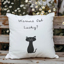Qoeuyl Boutique Wanna Get Lucky Şans Kedisi Baskılı Hediyelik Elyaf Dolgulu Saten Dekoratif Yastık