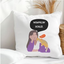 Qoeuyl Boutique Incinmişsin Dediler Baskılı Komik Hediyelik Elyaf Dolgulu Saten Dekoratif Yastık