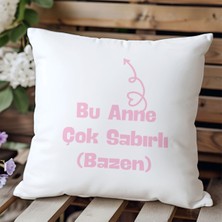 Qoeuyl Boutique Bu Anne Çok Sabırlı (Bazen) Baskılı Anneler Günü Hediyelik Elyaf Saten Dekoratif Yastık