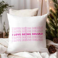 Qoeuyl Boutique I Love Being Delulu Baskılı  Hediyelik Elyaf Saten Dekoratif Yastık