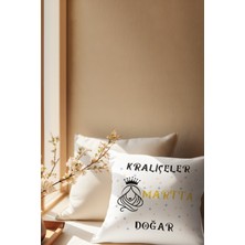Qoeuyl Boutique Kraliçeler Bu Ayda Doğar Baskılı Eş, Sevgili, Arkadaşa Hediyelik Saten Mini Dekoratif Yastık