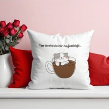 Qoeuyl Boutique Var Herkesin Bir Bağımlılığı Kahve  Baskılı Komik Hediyelik Elyaf Saten Dekoratif Yastık