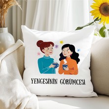 Qoeuyl Boutique Yengemin Görümcesiyim Baskılı  Hediyelik Elyaf Saten Dekoratif Yastık