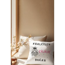 Qoeuyl Boutique Kraliçeler Bu Ayda Doğar Baskılı Eş, Sevgili, Arkadaşa Hediyelik Saten Mini Dekoratif Yastık