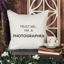 Qoeuyl Boutique Trust Me I'm A Photographer Baskılı Fotoğrafçı Hediyelik Elyaf Saten Dekoratif Yastık