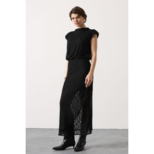 Cemo Dantel Işlemeli Yarım Dik Yaka Yırtmaçlı Kolsuz Elbise