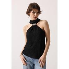 Cemo  Broş Detaylı Halter Yaka Işıltılı Bluz