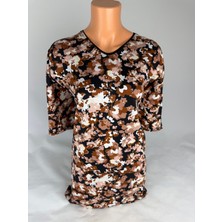 Yaşar Triko Kadın Siyah U Yaka Kısa Kollu Çiçek Desenli Yırtmaçlı Dokuma Viskon Anne Penye Tişört