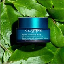 Clarins Kuru Cansız Ciltler Için Yoğun Nem Veren Besleyici Bakım Kremi 50ML